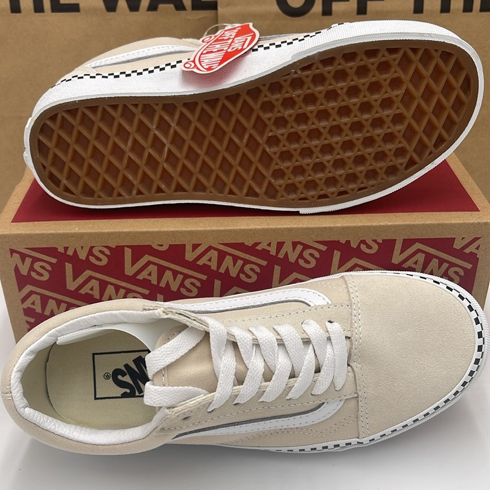 Vans WMNS Tan and White Sneakers Old Skool
Checkerboard Foxing Turtl
VN0A7Q2JDJR - Picture 3 of 16